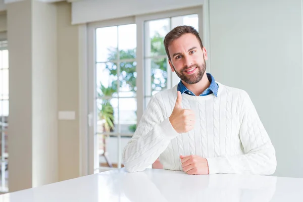 Przystojny Mężczyzna Ubrany Casual Sweter Robi Szczęśliwy Kciuk Górę Gest — Zdjęcie stockowe
