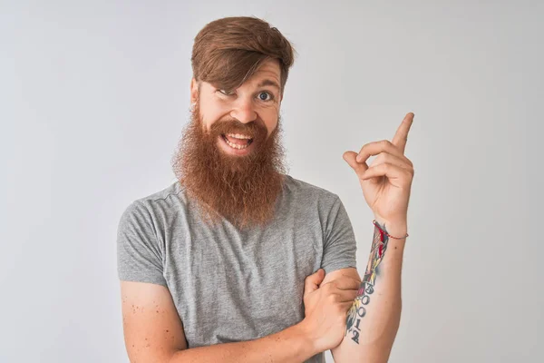 Joven Pelirrojo Irlandés Vistiendo Camiseta Pie Sobre Fondo Gris Aislado —  Fotos de Stock