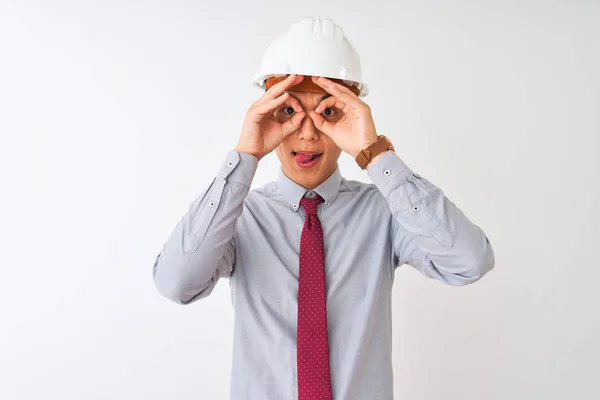넥타이와 헬멧을 고립된 서있는 건축가 남자는 내밀고 손가락을 쌍안경처럼 괜찮은 — 스톡 사진