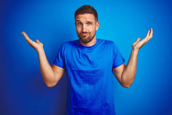 Jeune Bel Homme Portant Shirt Décontracté Sur Fond Bleu Isolé — Photo