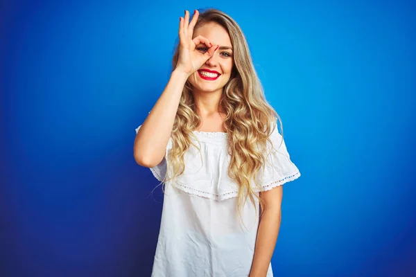 Junge Schöne Frau Weißem Kleid Steht Über Blauem Isoliertem Hintergrund — Stockfoto