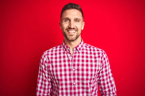 Joven Hombre Guapo Sobre Fondo Rojo Aislado Con Una Sonrisa —  Fotos de Stock