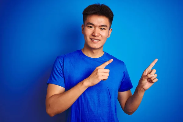 Joven Asiático Chino Hombre Vistiendo Camiseta Pie Sobre Aislado Fondo —  Fotos de Stock