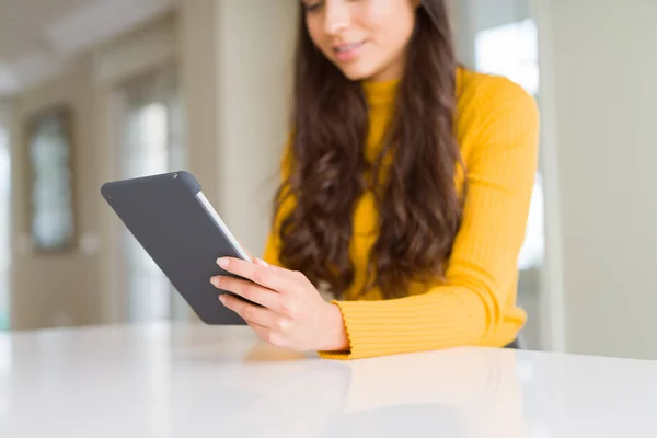 Mooie jonge vrouw werken met behulp van touchpad Tablet — Stockfoto
