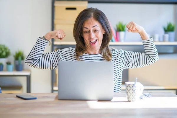 Mujer Mayor Mediana Edad Sentada Mesa Casa Trabajando Usando Computadora — Foto de Stock