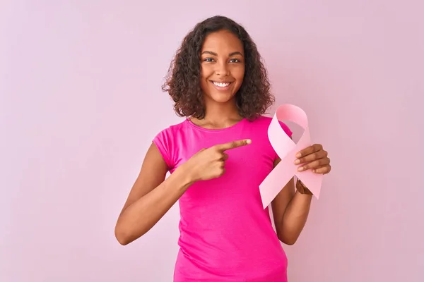 Junge Brasilianerin Mit Krebsband Vor Isoliertem Rosa Hintergrund Sehr Glücklich — Stockfoto