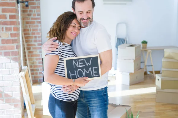 Casal sênior de meia-idade se mudando para uma nova casa, sorrindo feliz em — Fotografia de Stock