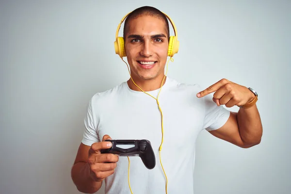 Mladý Pohledný Muž Který Hraje Videogamety Pomocí Sluchátek Bílém Izolovaném — Stock fotografie
