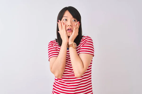 Jonge Mooie Chinese Vrouw Dragen Rood Gestreepte Shirt Geïsoleerde Witte — Stockfoto