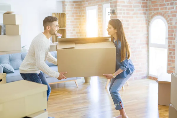 Schönes Junges Paar Zieht Ein Neues Zuhause Und Hält Großen — Stockfoto