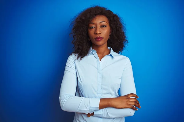 Αφρικανική Αμερικανίδα Επιχειρηματίας Φορώντας Πουκάμισο Στέκεται Πάνω Από Απομονωμένη Μπλε — Φωτογραφία Αρχείου