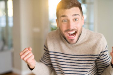 Gurur çığlık ve zafer ve başarı çok kutluyor heyecanlı, genç yakışıklı adam evde tezahürat duygu