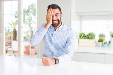 Yakışıklı İspanyol iş adamı yüzünde kendine güvenen gülümseme ve sürpriz duygu ile bir göz kapsayan.