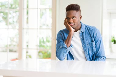 Yakışıklı afro-amerikan adam evde yorgun görünümlü ve çapraz kolları ile depresyon sorunları ile sıkılmış düşünme.