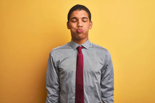 Junger Gutaussehender Arabischer Geschäftsmann Hemd Und Krawatte Über Isoliertem Gelbem — Stockfoto