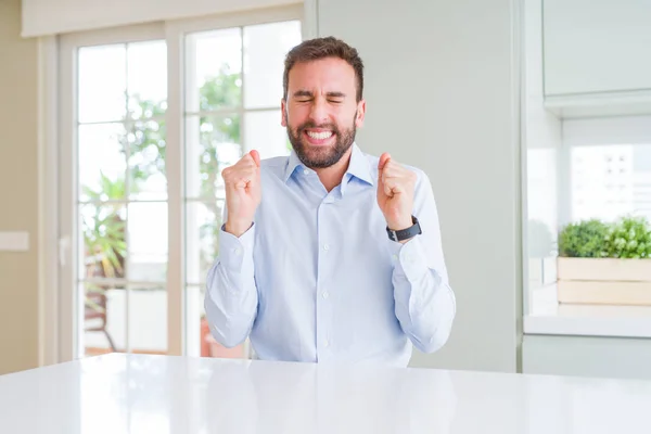 Knappe Business Man Enthousiast Voor Succes Met Armen Verhoogd Vieren — Stockfoto