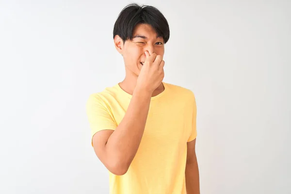Hombre Chino Vistiendo Camiseta Casual Amarilla Pie Sobre Fondo Blanco — Foto de Stock