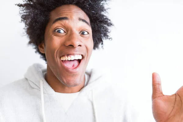 Homem Afro Americano Sobre Fundo Isolado Branco Comemorando Louco Espantado — Fotografia de Stock