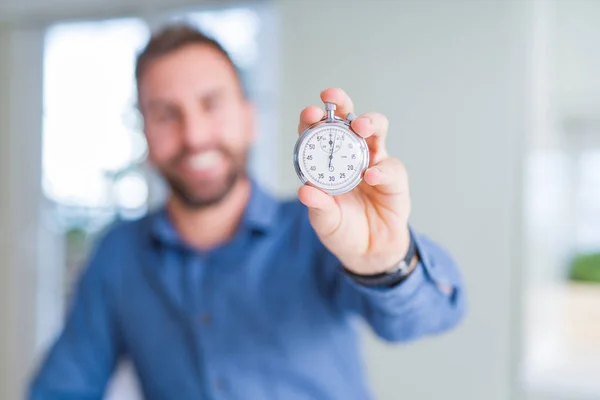 Schöner Mann Zeigt Stoppuhr — Stockfoto