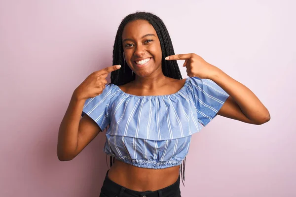 Afroameričanka Pruhovaném Tričku Stojící Nad Izolovaným Růžovým Pozadím Vesele Usmívající — Stock fotografie