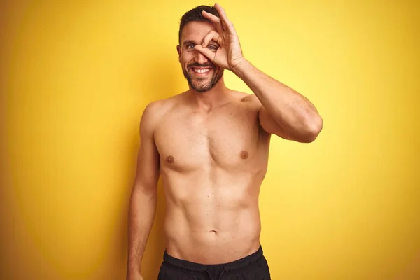 Joven Hombre Guapo Sin Camisa Sobre Fondo Amarillo Aislado Haciendo — Foto de Stock