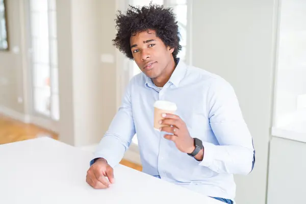 Afričan Americký Muž Afro Pije Šálek Kávy Sebevědomým Výrazem Elegantní — Stock fotografie