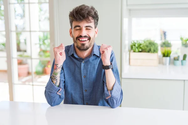 Hombre Joven Con Camisa Casual Sentado Mesa Blanca Emocionado Por — Foto de Stock