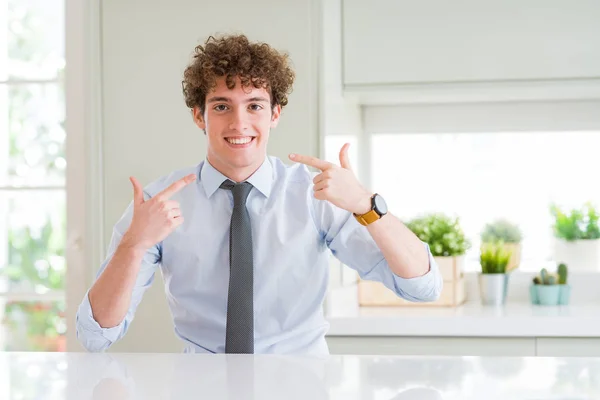 Young Business Man Bär Slips Leende Säker Visar Och Pekar — Stockfoto