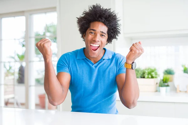 Hombre Afroamericano Casa Celebrando Sorprendido Sorprendido Por Éxito Con Los — Foto de Stock
