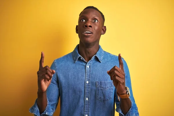 Joven Hombre Afroamericano Vistiendo Camisa Mezclilla Pie Sobre Fondo Amarillo —  Fotos de Stock