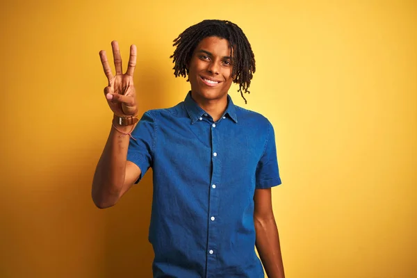 Homem Afro Com Dreadlocks Vestindo Camisa Jeans Casual Sobre Fundo — Fotografia de Stock