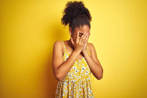 Afrikansk Amerikansk Kvinna Klädd Casual Blommig Klänning Stående Över Isolerad — Stockfoto