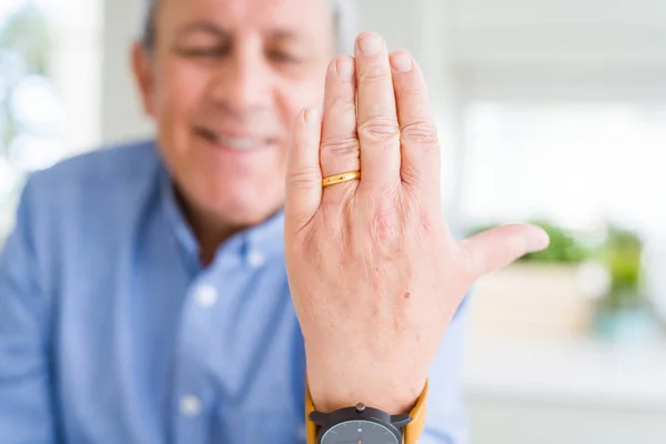 Zbliżenie ręki człowieka pokazując pierścień Sojuszu — Zdjęcie stockowe
