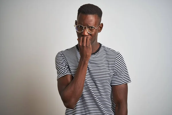 Hombre Afroamericano Con Camiseta Rayas Gafas Sobre Fondo Blanco Aislado —  Fotos de Stock