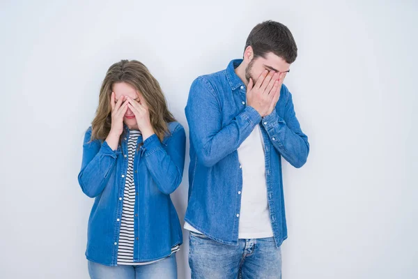 Giovane Bella Coppia Piedi Insieme Sfondo Bianco Isolato Con Triste — Foto Stock