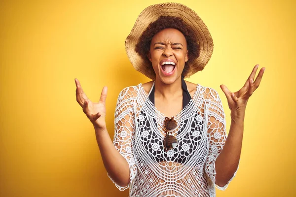 Молодая Африканская Американка Афроволосами Летней Шляпе Белом Изолированном Фоне Сумасшедшая — стоковое фото