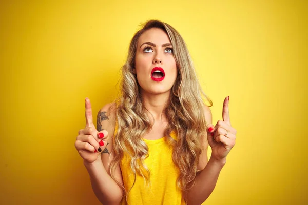 Young Beautiful Woman Wearing Shirt Standing Yellow Isolated Background Amazed — Stock Photo, Image