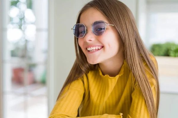 Menina Bonita Garoto Vestindo Óculos Com Sorriso Feliz Legal Rosto — Fotografia de Stock