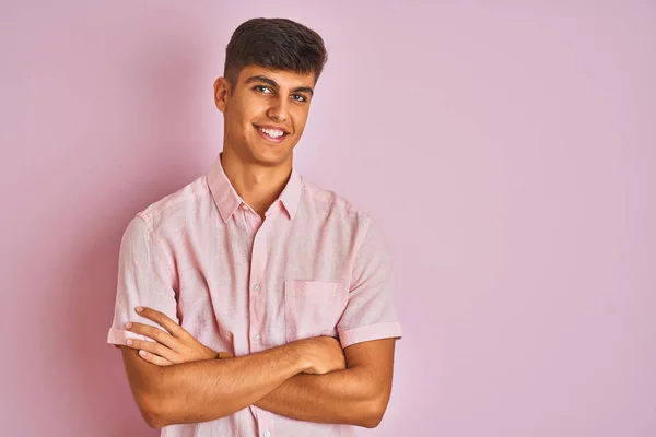 Mladý Indián Nosí Neformální Košili Stojící Nad Osamělou Růžovou Pozadí — Stock fotografie