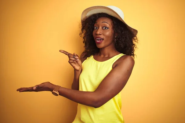 Νεαρή Αφρικανική Αμερικανική Γυναίκα Φορώντας Μπλουζάκι Και Καπέλο Πάνω Από — Φωτογραφία Αρχείου