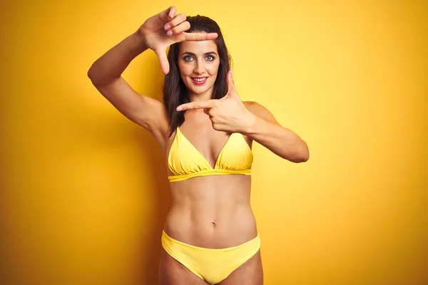 Schöne Frau Trägt Gelben Bikini Auf Sommer Über Isoliertem Gelben — Stockfoto