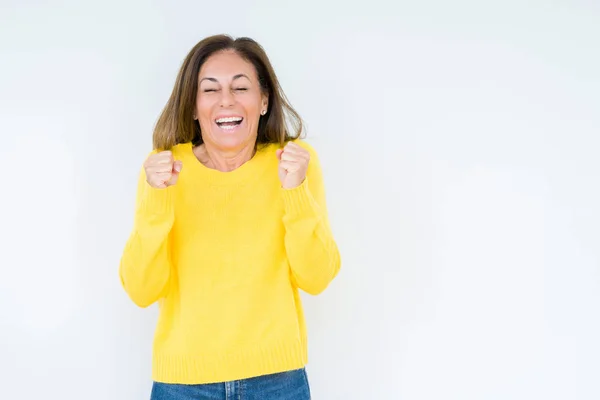 Bella Donna Mezza Età Indossa Maglione Giallo Sfondo Isolato Eccitato — Foto Stock