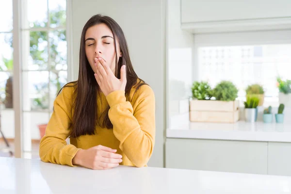 Hermosa Mujer Joven Con Suéter Amarillo Aburrido Bostezo Cansado Cubriendo —  Fotos de Stock