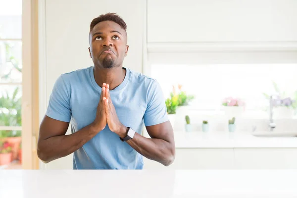 Bonito Homem Afro Americano Vestindo Camiseta Casual Casa Implorando Orando — Fotografia de Stock