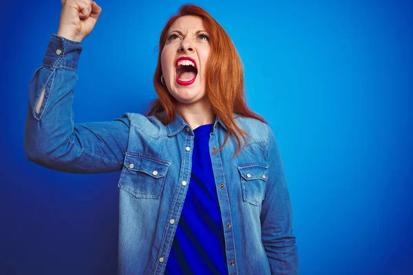 Joven Hermosa Pelirroja Vistiendo Camisa Mezclilla Pie Sobre Fondo Azul — Foto de Stock