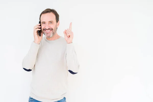 Ανώτερος Άνθρωπος Μιλάει Στο Smartphone Πάνω Από Απομονωμένο Φόντο Έκπληκτος — Φωτογραφία Αρχείου