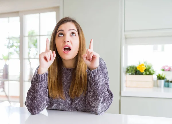 Mooie Jonge Vrouw Thuis Verbaasd Verrast Opzoeken Wijzend Met Vingers — Stockfoto