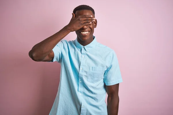고립된 분홍색 서있는 파란색 캐주얼 셔츠를 아프리카 미국인 남성이 가리는 — 스톡 사진