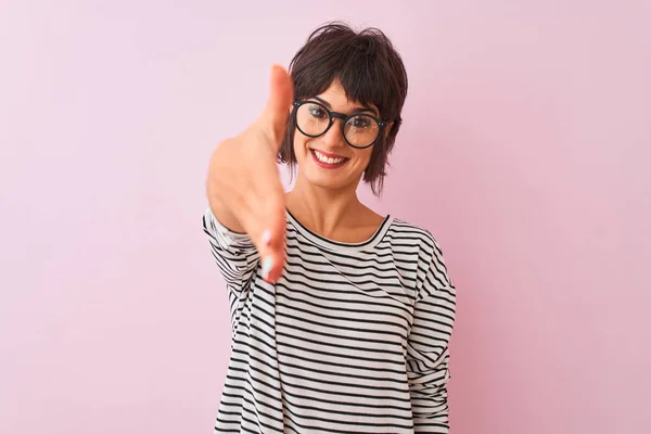 Genç Güzel Kadın Çizgili Shirt Gözlük Izole Pembe Arka Plan — Stok fotoğraf