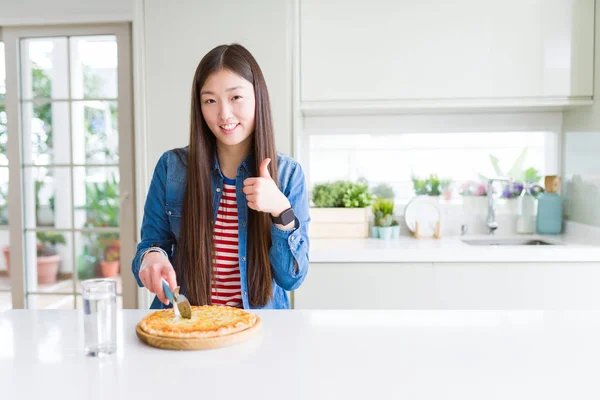 Piękny Asian Kobieta Jedzenie Cięcie Chesse Pizza Szczęśliwy Duży Uśmiech — Zdjęcie stockowe